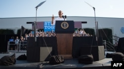Барак Обама выступает перед студентами в Чейпл-Хилл в Северной Каролине