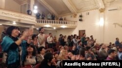 "Əsa" teatrında tamaşaçı qələbəliyi.