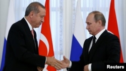 Russia -- Russian President Vladimir Putin shakes hands with Turkish President Tayyip Erdogan during a news conference following their meeting in St. Petersburg, August 9, 2016. 