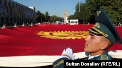 На новом флаге Кыргызстана волнистые солнечные лучи хотят заменить на прямые