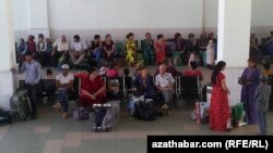 Пассажиры в аэропорту. Туркменистан (Фото из архива)