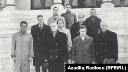 M.Ə. Rəsulzadə (sağdan 3-cü), miqrant siyasətçilərlə, Ankara, 1954