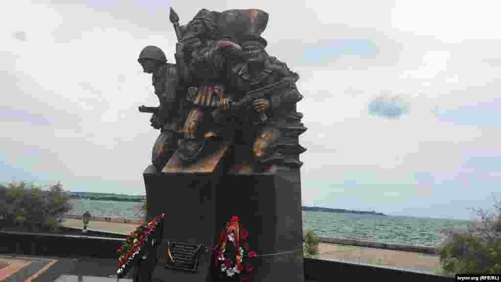 Памятник десантникам находится в сквере на городской набережной Керчи.&nbsp;Он представляет собой три фигуры: матроса, солдата и медсестру