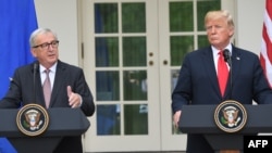 Donald Trump və Jean-Claude Juncker (solda)