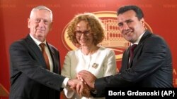 'Podržavamo vas, naši makedonski prijatelji, u ostvarivanju vašeg demokratskog glasa i odgovornosti da glasate' rekao je Matis na konferenciji za novinare sa Zaevim i Šekerinskom.