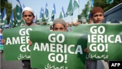 Участники протеста против использования США беспилотников на территории Пакистана 