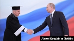 Владимир Путин (справа) и глава КС России Валерий Зорькин