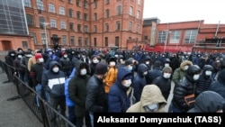 Санкт-Петербург. Мигранты стоят в очереди у Единого миграционного центра, чтобы продлить сроки пребывания в России