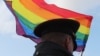 Член ЛГБТ-сообщества протестует у посольства России, призывая британское правительство вмешаться и положить конец притеснению геев в Чечне. Лондон, 12 апреля 2017 года
