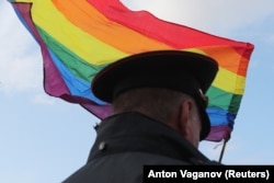 Сотрудник правоохранительных органов стоит на страже во время митинга ЛГБТ-сообщества в центре Санкт-Петербурга, 3 августа 2019 года