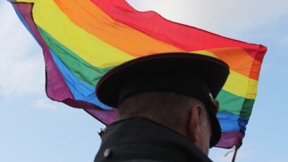 kingplayclub.ru: Берите бесплатно: гей-пара польских блогеров раздаёт на улицах радужные маски