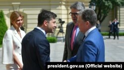 Слева направо: первая леди Украины Елена Зеленская, президент Украины Владимир Зеленский и экс-спецпредставитель Государственного департамента США по Украине Курт Волкер (на переднем плане), 2019 год