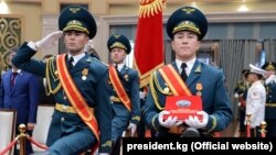 Улуттук гвардиянын жоокерлери Конституцияны көтөрүп баратат. Кыргызстандагы президенттик инаугурациялардын бири. 2017-жыл. Архивдик сүрөт. 