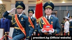 Улуттук гвардиянын жоокерлери Конституцияны көтөрүп баратат. Кыргызстандагы президенттик инаугурациялардын бири. 2017-жыл. Архивдик сүрөт. 