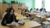 Олимпиадага килгән укучылар татар теленнән биремнәр чишә