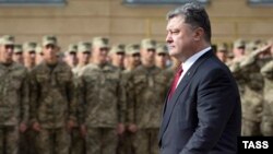 Президент Украины Петр Порошенко во время совместных учений Украина — НАТО. Львовская область, 21 сентября 2015 года. 