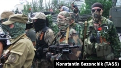 Боевики российских гибридных сил во время митинга против проведения выборов президента Украины. Донецк, 25 мая 2014 года