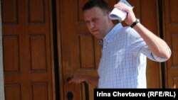 Оппозиционер Алексей Навальный на входе в Следственный комитет