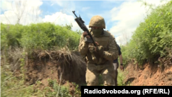 Ворог знаходиться настільки близько, що пересуватися треба вкрай обережно