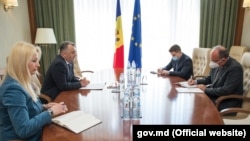 Întâlnire între prim-ministrul Ion Chicu (stânga) și ambasadorul român la Chișinău, Daniel Ioniță, 25 mai 2020