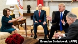 Nensi Pelozi, Čak Šumer i Donald Tramp tokom susreta u Beloj kući u decembru 2019. 