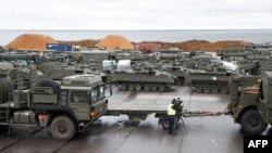 Ұлыбританияның әскери техникасы Эстонияға келіп жатыр. Палдиски, 22 наурыз 2017 жыл.