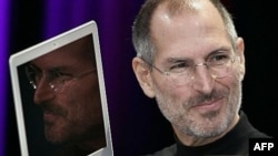 Apple rahbari Stiv Jobs MacBook Air noutbuk 