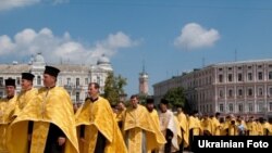 Хресний ход віруючих УПЦ-КП від Володимирського собору до Володимирської гірки в Києві з нагоди дня хрещення Русі