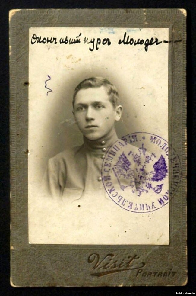 Mihas Charot dopo essersi diplomato al Seminario degli insegnanti di Molodechno, 1917