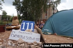 Палаточный лагерь на месте снесенного дома, Альметьевск, август 2018 года