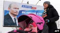 Smolensk şəhərində Putinin seçki plakatı. 2012