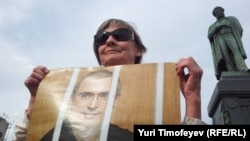 A sympathizer of Mikhail Khodorkovsky holds a sign of support during a Moscow rally on June 26, his 49th birthday.