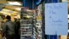 У газетного киоска в Париже. Покупателей извещают о том, что "экземпляров Charlie Hebdo больше не осталось"