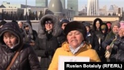 Жители дачного поселка Щебсклад под Астаной подают петицию в Национальную комиссию по делам женщин и семейно-демографической политике. Астана, 6 марта 2015 года.