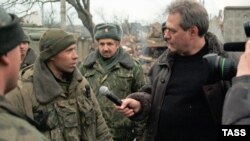 Корреспондент ОРТ Сергей Доренко говорит с солдатами федеральных сил в Грозном во время организованного выезда. 6 февраля 2000 года. Фото: Александр Данилюшин