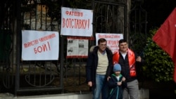 Сергей Сардыко (слева) на митинге за отставку подконтрольного России руководителя ялтинской территориальной избирательной комиссии Ольги Фатеевой. Ялта, 3 марта 2020 года