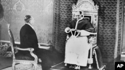 Пий XII принимает специального посла США Мирона Тэйлора, доставившего письмо от президента США Франклина Рузвельта, 27 февраля 1940 года.