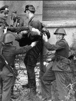 Умирающий Петер Фехтер, застреленный при попытке бежать. Август 1962 года.