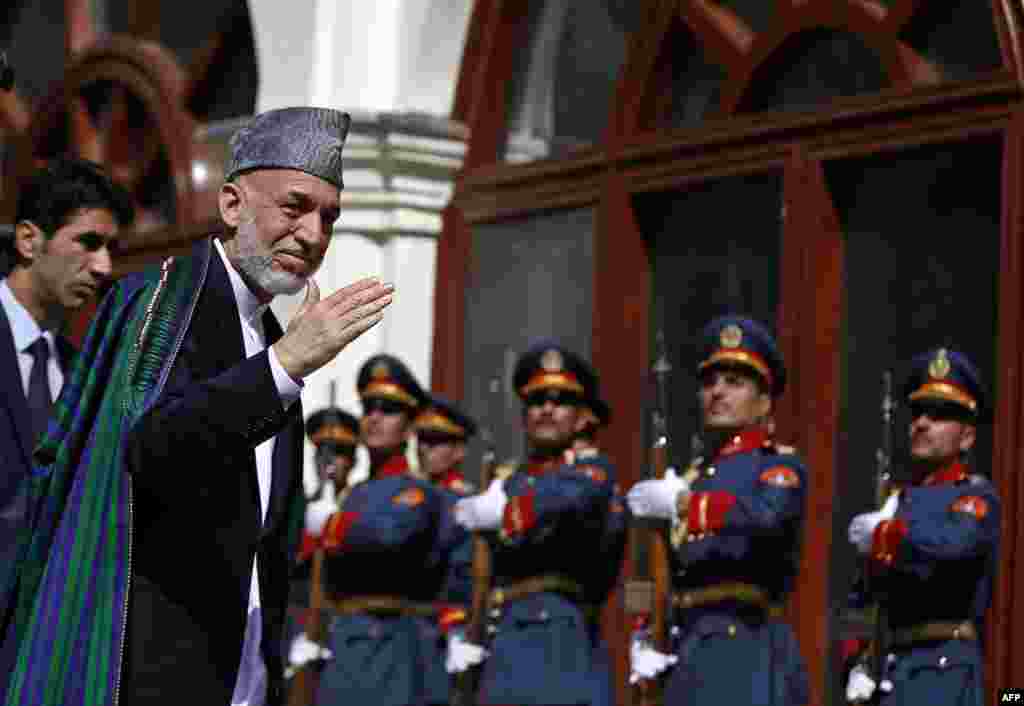 Outgoing Afghan President Hamid Karzai arrives for the&nbsp;swearing-in ceremony of his successor Ashraf Ghani&nbsp;in Kabul on September 29. (AFP/Omar Sobhani) 