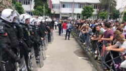 Policija i građani ispred policijske stanice, Budva