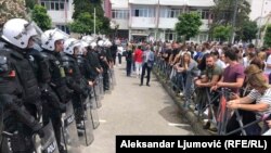 Promene na nivou opštinske vlasti u nekim gradovima Crne Gore bile su praćene i incidentima, uključujući i nasilne. Posebno u Budvi gde je zabeležena i ova fotografija u vreme protesta građana ispred policijske stanice zbog hapšenja lokalnih funkcionera 17. juna 2020.