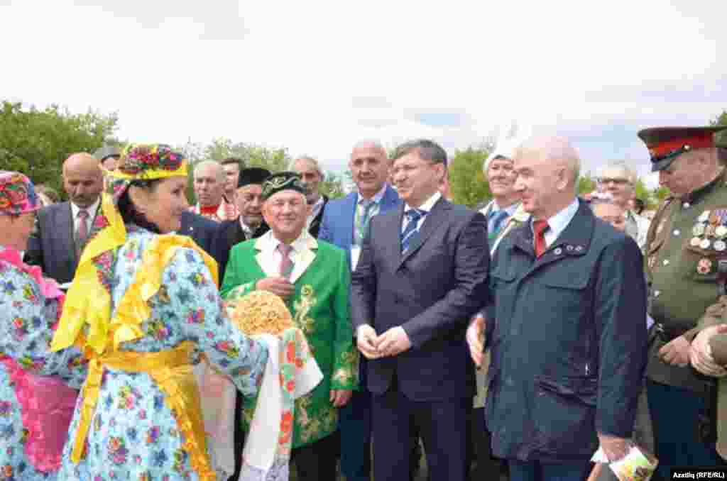 Зур сәхнәдә Сәкинә Арангулова "Дуслык" халык җыр ансамбле белән Себер гимнын башкара