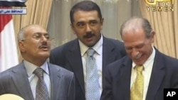 جرالد فایرستین، سفیر آمریکا در یمن (سمت راست) و علی عبدالله صالح، رییس‌جمهوری پیشین یمن (چپ).