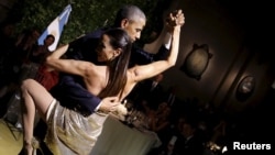 Fostul președinte SUA Barack Obama dansând tango la o petrecere dată de președintele de atunci al Argentinei, Mauricio Macri, în Buenos Aires, 23 martie, 2016.