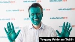 Алексей Навальный после нападения в Барнауле