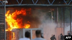 Kosovo -- A border crossing between Serbia and Kosovo is set ablaze by hundreds of Serb youths, in Jarinje, 27Jul2011