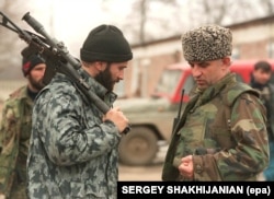 Полевой командир Шамиль Басаев и президент непризнанной Ичкерии Аслан Масхадов. Чечня, 30 января 1996 года