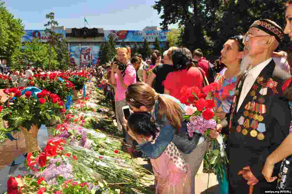 9 мая в Казахстане прошли праздничные мероприятия, приуроченные к 69-й годовщине Победы в советско-германской войне. В Алматы, Астане и других городах к памятникам погибшим в годы войны были возложены цветы, состоялись праздничные концерты.