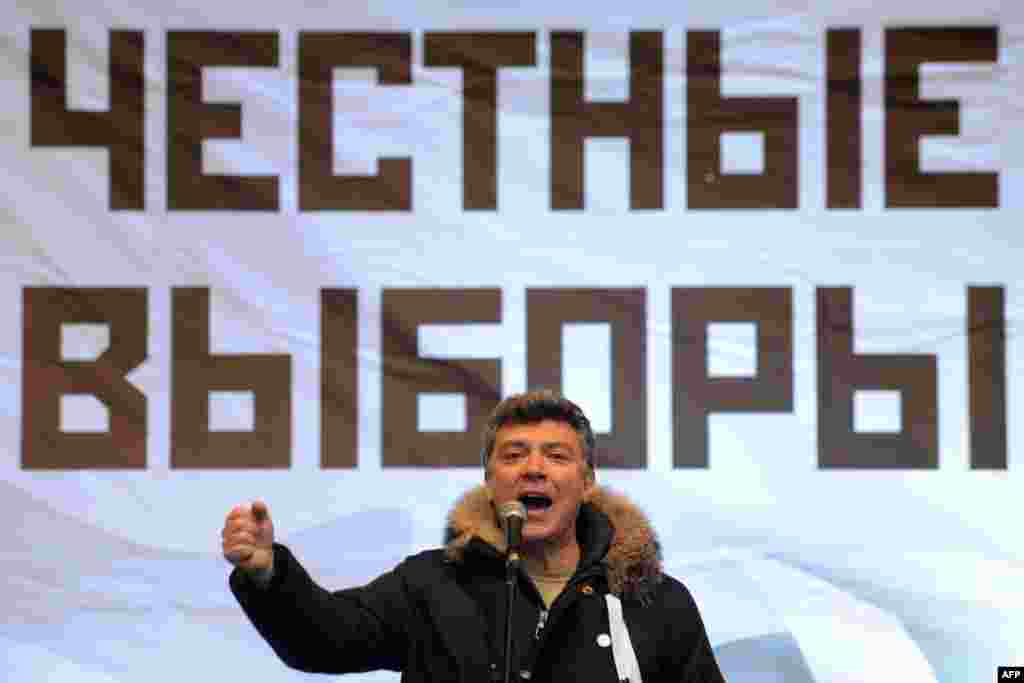 Оппозициялық саясаткер Борис Немцов парламент сайлауына наразылық шеруінде сөйлеп тұр. Мәскеу, 24 желтоқсан 2011 жыл.