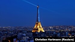 Ейфелева вежа в Парижі в кольорах українського прапора, фото ілюстративне